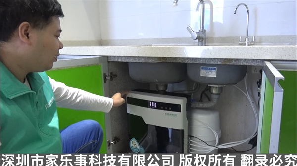 師傅正在安裝凈水器