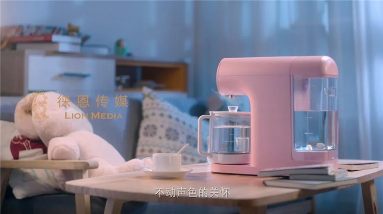 家樂事P40凈飲機直接過濾自來水變?yōu)榧儍羲⒓訜? /> 
	</center>
	<p>
		此次接入華為HiLink智慧生活生態(tài)圈的家樂事樂喝凈飲機是一款全新開發(fā)的凈飲一體機，本著“鮮水煮出好生活”的開發(fā)設計理念，用超前的用戶場景思維著力于解決獨居老人、單身情侶、職場新人、中年婦女、職業(yè)女性等，圍繞廚房、臥室、客廳、書房、辦公室等應用場景，用凈、飲、燉、煮、煲等實用性功能來呈現(xiàn)產(chǎn)品價值，外加無縫嵌入華為生態(tài)系統(tǒng)，實現(xiàn)智慧生活互聯(lián)互通，產(chǎn)品一經(jīng)上市，深受消費者信賴。
	</p>
	<center>
		<img src=